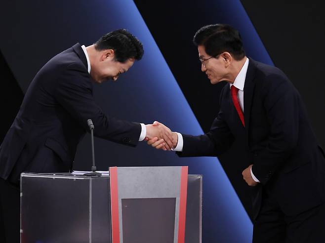 국민의힘 당대표 선거에 출마한 김문수 후보(오른쪽)와 장동혁 후보가 지난 17일 서울 여의도 KBS에서 열린 2차 텔레비전 토론회에서 악수하고 있다. 국회사진기자단