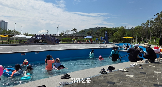 지난 15일 오후 경기 화성시 동탄 패밀리풀에서 시민들이 물놀이를 즐기고 있다. 김태희기자