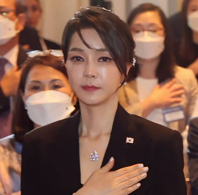 이봉관 서희건설 회장으로부터 받은 ‘반클리프 아펠’ 목걸이를 착용한 김건희씨. 연합뉴스