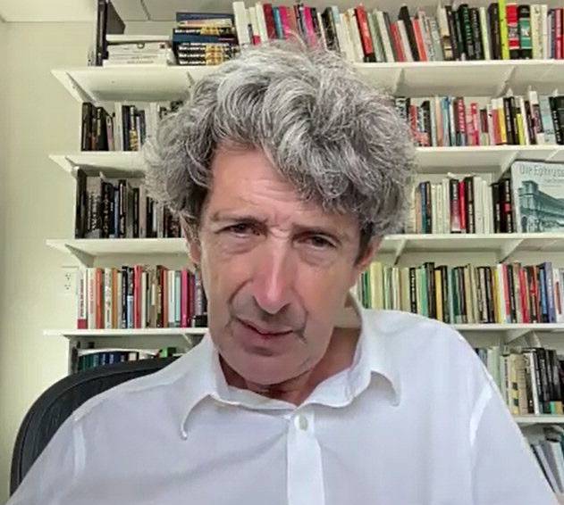 알렉스 드 발 교수가 지난 12일(현지시간) 경향신문과 화상 인터뷰를 하고 있다.