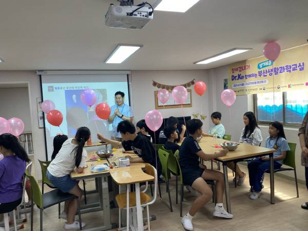 지난 11일 사상구 구남지역아동센터에서 열린 생기로운 부산생활과학교실 수업 모습. 부산과학기술협의회 제공