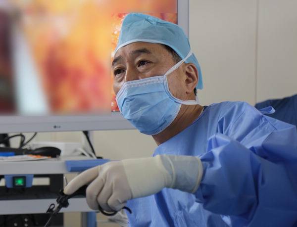 웰니스병원 외과 전문의 김지헌 원장이 위소매절제술을 시행하고 있다.  웰니스병원 제공
