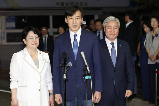 Cho Kuk, center, former leader of the Rebuilding Korea Party, addresses the public after being released from the Seoul Southern Detention Center in Guro District, western Seoul, on Aug. 15 following a special Liberation Day pardon and reinstatement. [JUN MIN-KYU]