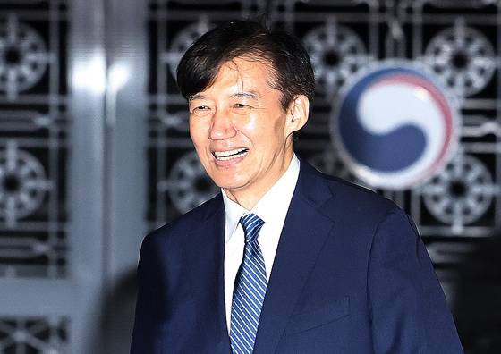 Cho Kuk, former leader of the Rebuilding Korea Party and recipient of the first special pardon and reinstatement under the Lee Jae Myung administration, walks out of the Seoul Southern Detention Center in Guro District, western Seoul, on Aug. 15. [NEWS1]
