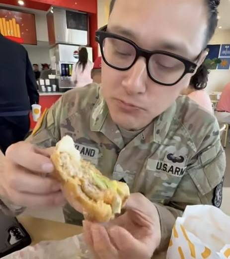 A U.S. soldier eats Lotteria's Shrimp Burger at the Korean burger chain's branch in Fullerton, California, on Aug. 14 in this video uploaded by YouTuber Army Ahn on Aug. 16. [SCREEN CAPTURE]