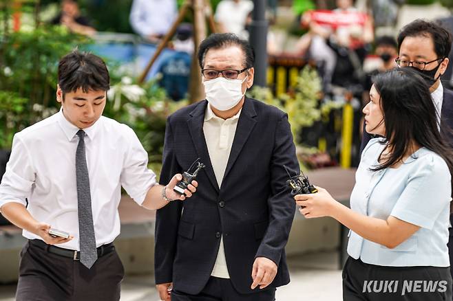 '건진법사'로 불리는 전성배 씨가 18일 서울 종로구 KT광화문빌딩 웨스트에 마련된 민중기 특별검사팀 사무실에 출석하고 있다.