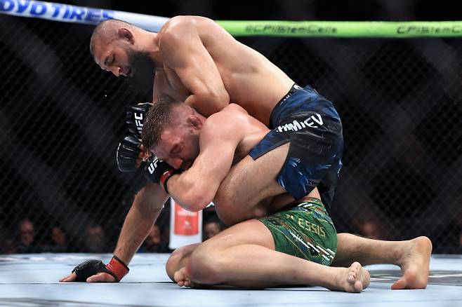 함자트 치마예프가 드리퀴스 뒤 플레시를 물리치고 UFC 미들급 챔피언에 등극했다. UFC 제공