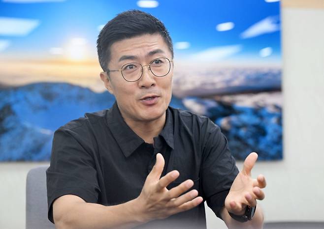 이요한 성남·제주청운교회 목사가 최근 서울 여의도 국민일보 대회의실에서 교회 사역과 목회 철학을 설명하고 있다. 이한형 기자