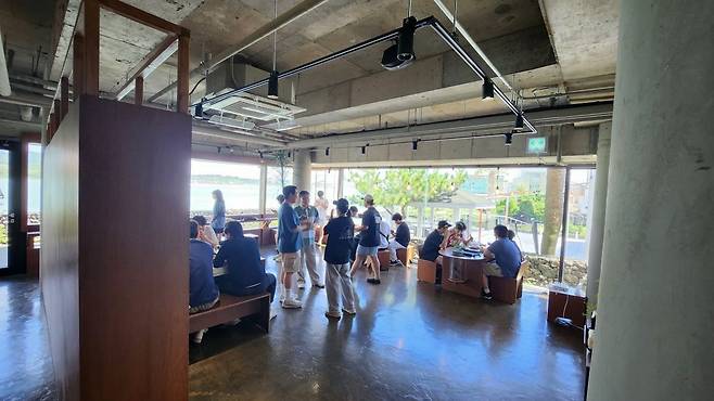 제주청운교회와 지난 7월 다음세대 연합 수련회 후 제주 서귀포구 카페 젠타일스를 찾은 다른 교회 성도들. 이 목사 제공