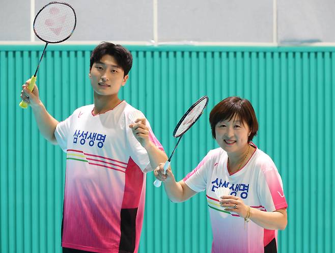 한국 올림픽 첫 모자(母子) 메달리스트에 이어 세계랭킹 1위까지 달성한 아들 김원호(왼쪽)와 어머니 길영아 삼성생명 배드민턴단 감독이 함께 포즈를 취하고 있다. 용인 이충우 기자