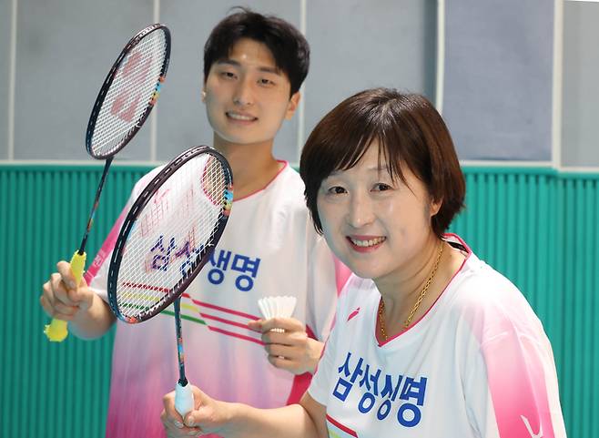 한국 올림픽 첫 모자(母子) 메달리스트에 이어 세계랭킹 1위까지 달성한 아들 김원호(왼쪽)와 어머니 길영아 삼성생명 배드민턴단 감독이 함께 포즈를 취하고 있다. 용인 이충우 기자