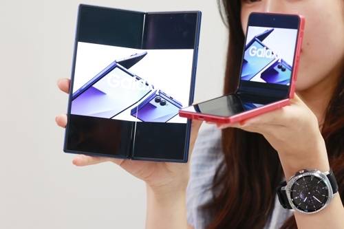 지난 7월 삼성전자 갤럭시 신제품 미디어 브리핑에서 관계자가 신형 폴더블 스마트폰 갤럭시 Z 폴드7 및 플립7을 소개하고 있다.         [삼성전자]