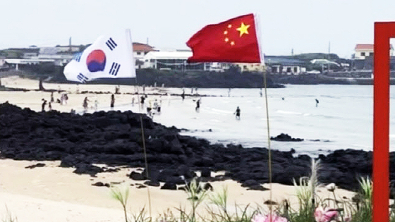 제주도 해변에 중국 오성홍기가 꽂혀 있는 모습
