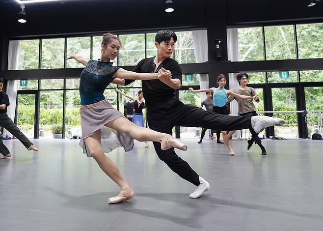 서울 노들섬의 서울시발레단 연습실에서 진행된 한스 판 마넨의 ‘파이브 탱고스’ 리허설에서 춤 추고 있는 최영규 네덜란드국립발레단 수석무용수(왼쪽 둘째). 사진제공=세종문화회관