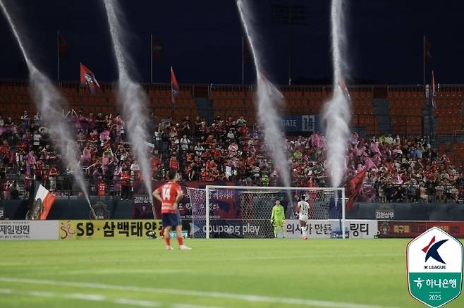 Gimcheon fans who are pleased. Photo = Korea Professional Football Federation