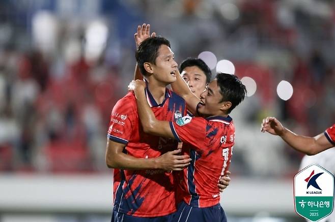 올 시즌 리그 첫 득점을 터뜨린 김찬(사진 왼쪽)이 이동준의 축하를 받고 있다. 사진=한국프로축구연맹