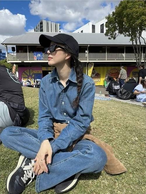 배우 정려원이 호주 퀸즐랜드에서 근황을 전하며 세련된 청청 패션을 뽐냈다. 사진=정려원 SNS