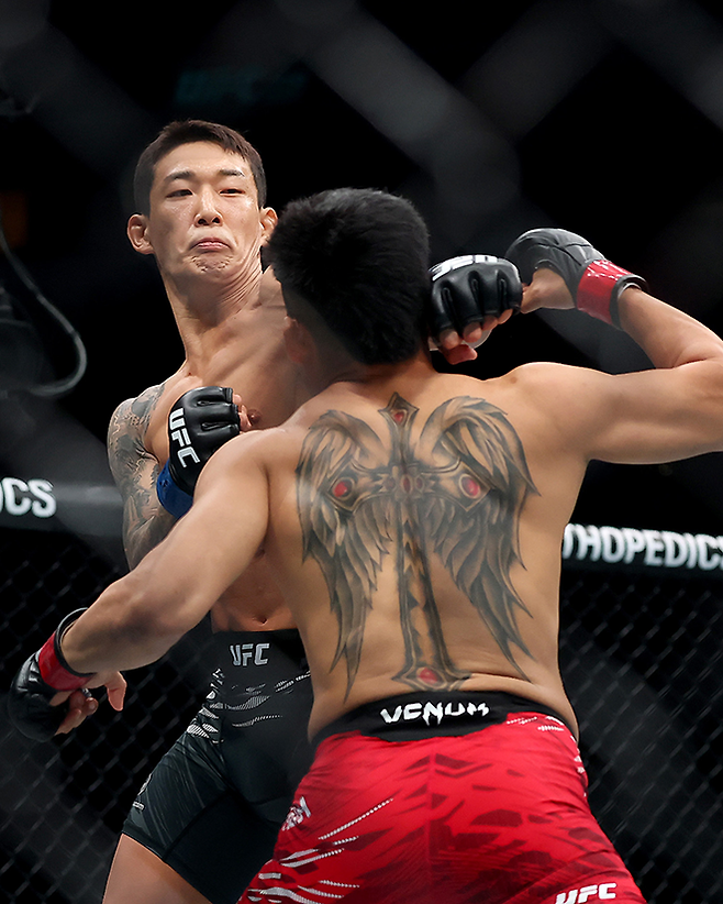 유주상이 2025년 6월 미국 뉴저지주 뉴어크 프루덴셜 센터 UFC 316 제3경기에서 제카 사라기를 1라운드 KO 시키고 있다. 사진=TKO