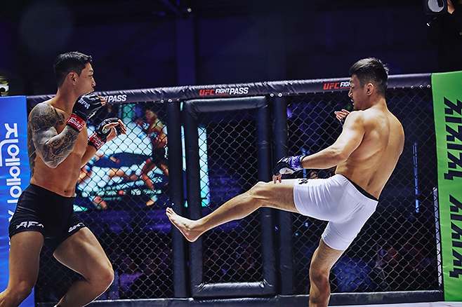 유주상이 2024년 12월 Lookin‘ for a Fight 이벤트 및 UFC 파이트 패스 생중계로 진행된 ZFN 2 메인카드 제5경기에서 23세 이하 국제레슬링연맹 세계선수권대회 그레코로만형 금메달리스트 가와나 마스토를 발차기가 닿지 않는 거리에서 상대하고 있다. 사진=MCP ECC