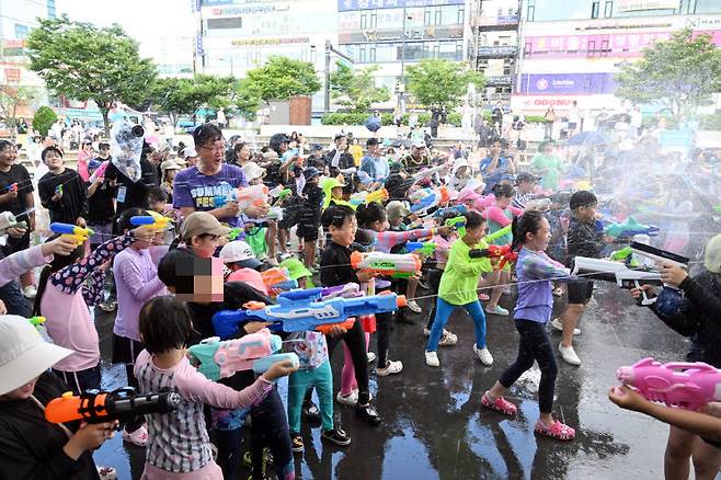 이민근 안산시장이  '안산서머페스타 2025'에서 아이들과 물총싸움을 하고 있다./사진제공=안산시