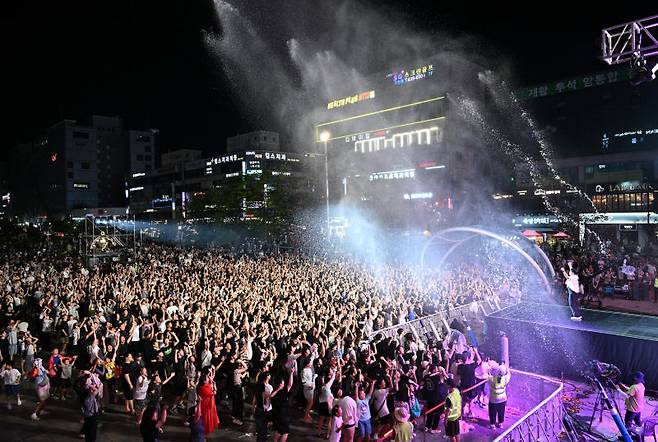 저녁시간 '안산서머페스타 2025'에서 진행된 물대포 행사 모습./사진제공=안산시