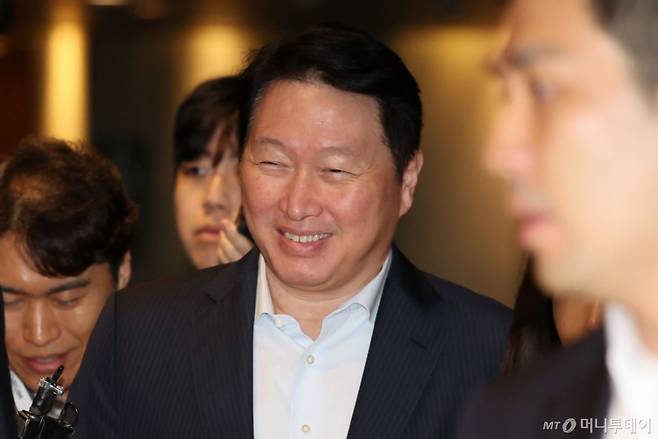 최태원 SK그룹 회장이 18일 오전 서울 광진구 워커힐호텔에서 열린 2025이천포럼에 참석하고 있다./사진=뉴시스