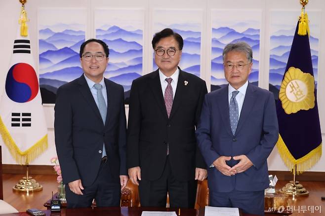 [서울=뉴시스] 고승민 기자 = 우원식(가운데) 국회의장이 18일 서울 여의도 국회에서 앤디 김(왼쪽) 미국 연방 상원의원과 조셉 윤 주한미국대사대리를 접견, 기념촬영하고 있다. 2025.08.18. kkssmm99@newsis.com /사진=고승민