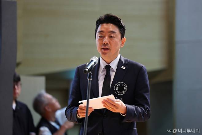 (서울=뉴스1) 박정호 기자 = 강훈식 대통령실 비서실장이 18일 서울 동작구 국립서울현충원 현충관에서 열린 김대중 전 대통령 서거 16주기 추모식에서 이재명 대통령의 추모사를 대독하고 있다. (공동취재) 2025.8.18/뉴스1  Copyright (C) 뉴스1. All rights reserved. 무단 전재 및 재배포,  AI학습 이용 금지. /사진=(서울=뉴스1) 박정호 기자