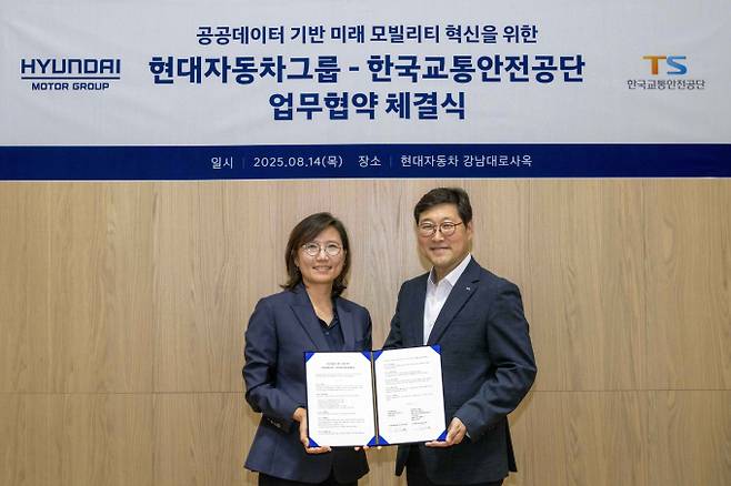 현대차·기아가 한국교통안전공단과 공공 데이터 기반 모빌리티 혁신 업무협약을 맺었다. 사진은 협약식에 나섰던 김수영(왼쪽) 현대차·기아 모빌리티사업실장(상무), 민승기 한국교통안전공단 모빌리티교통안전본부장(이사). /사진=현대차그룹