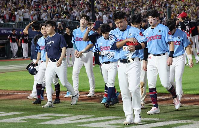 KBO리그 정규시즌 마감까지 약 30경기가 남은 가운데 중위권 싸움이 더욱 치열해질 전망이다. 사진은 롯데 자이언츠 선수단의 모습. /사진=스타뉴스
