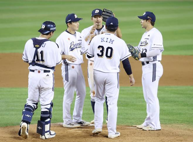 3위 롯데 자이언츠의 추락과 8·9위 삼성 라이온즈와 두산 베어스가 반등하면서 KBO리그 중위권 싸움이 더욱 치열해졌다. 사진은 4연승을 기뻐하는 두산 베어스 선수단의 모습. /사진=스타뉴스