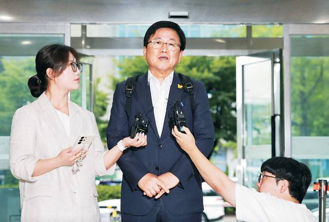 교육부 장관 지명자  : 최교진(가운데) 부총리 겸 교육부 장관 지명자가 14일 오전 인사청문회 사무실이 차려진 서울 영등포구 한국교육시설안전원으로 출근하면서 지명 소감을 밝히고 있다.  연합뉴스