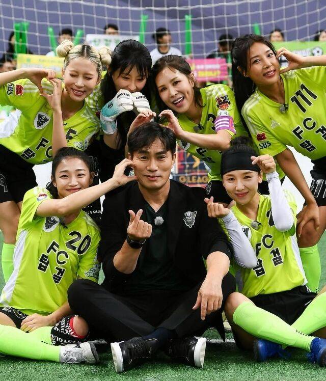 '골때녀' FC탑걸 선수들과 김태영 감독. 뒷줄 맨오른쪽이 유빈. / 유빈 소셜미디어
