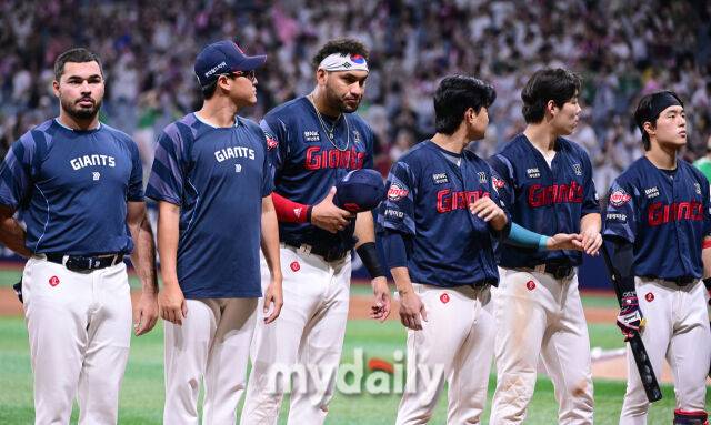 2025년 8월 1일 오후 서울 고척스카이돔에서 열린 '2025 신한 SOL뱅크 KBO 리그' 롯데 자이언츠와 키움 히어로즈의 경기. 롯데가 0-2로 패한 뒤 아쉬워하고 있다./마이데일리