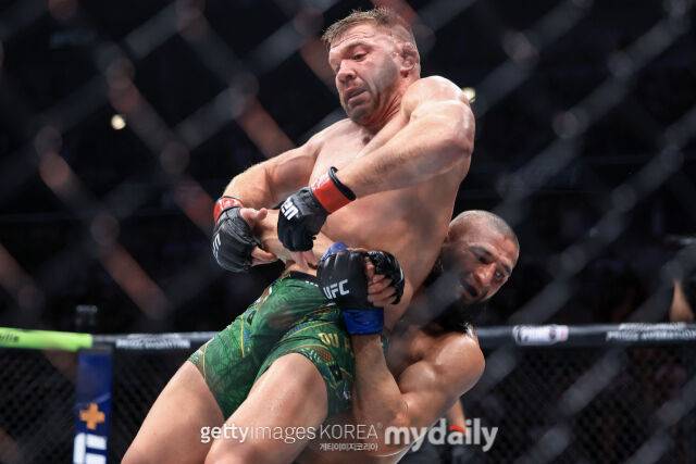 테이크다운을 시도하는 치마예프(오른쪽). /게티이미지코리아