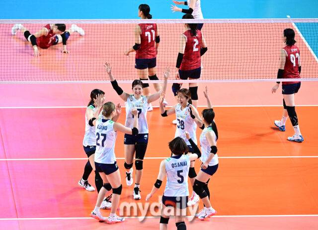 2025년 8월 16일 경상남도 진주실내체육관에서 '2025 코리아인비테이셔널 진주 국제여자배구대회' 대한민국과 일본의 경기가 열렸다. 일본이 기뻐하고 있다./유진형 기자