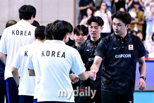 2025년 8월 16일 경상남도 진주실내체육관에서 '2025 코리아인비테이셔널 진주 국제여자배구대회' 대한민국과 일본의 경기가 열렸다. 대한민국이 세트 스코어 3-2(25-18, 19-25, 20-25, 25-21, 15-12) 로 승리한 뒤 일본 타카파시 슌 감독과 인사하고 있다./유진형 기자
