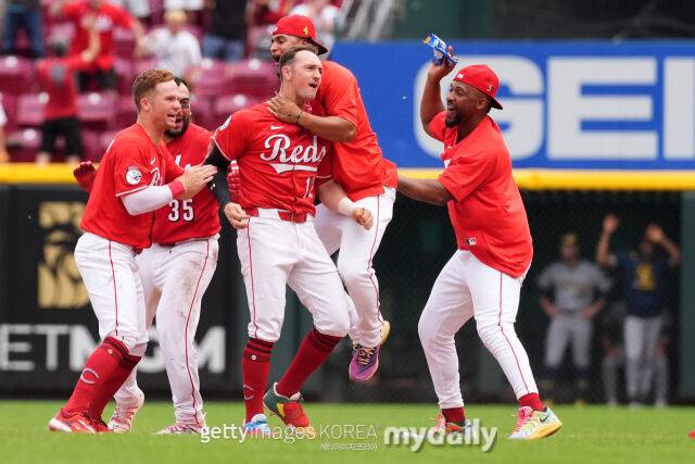끝내기 승리 후 포효하는 신시내티 선수들. /게티이미지코리아