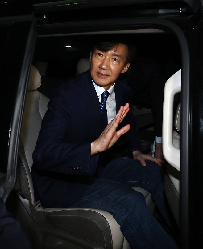 조국 조국혁신당 전 대표가 15일 서울 구로구 남부교도소에서 광복절 특별사면·복권 조치로 출소하며 차량에 탑승하고 있다. [연합]