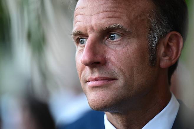 17일(현지시간) 프랑스 남동부 보르므 레 미모자에서 열린 제2차 세계대전 중 해방 81주년 기념식이 끝날 무렵, 에마뉘엘 마크롱 프랑스 대통령 모습. [AFP]