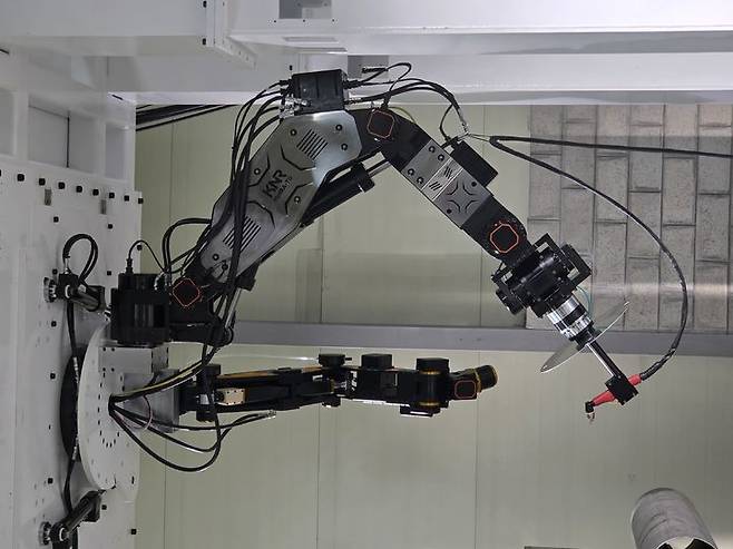 [서울=뉴시스]케이엔알시스템 유압 로봇팔.(사진=케이엔알시스템 제공) 2025.08.18. photo@newsis.com *재판매 및 DB 금지