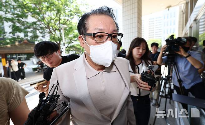 [서울=뉴시스] 배훈식 기자 = 김건희 여사가 18일 구속 후 두 번째 특검 조사에 출석했다. 김 여사 일가의 집사로 알려진 김예성씨와 건진법사 전성배씨도 같은 날 특검팀에 소환돼 조사를 받고 있다. 사진은 전씨. (공동취재) 2025.06.23. photo@newsis.com