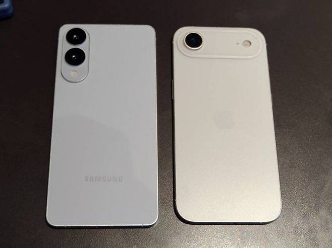 애플이 내달 공개할 첫 초슬림폰 '아이폰17 에어'(오른쪽)의 실물 더미 모델과 삼성전자 '갤럭시 S25 엣지'의 모습. (사진=IT팁스터 CID X) *재판매 및 DB 금지