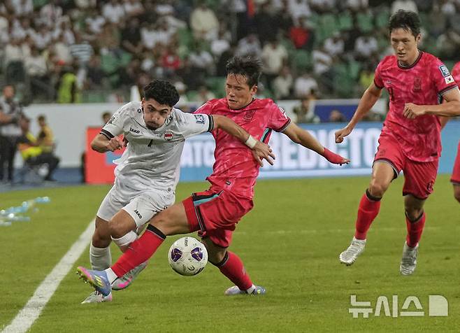 [바스라=AP/뉴시스] 이태석(가운데)이 5일(현지 시간) 이라크 바스라 국제경기장에서 열린 2026 국제축구연맹(FIFA) 북중미월드컵 아시아 3차 예선 B조 9차전 이라크와 경기 중 수비하고 있다. 한국이 이라크를 2-0으로 꺾고 11회 연속 월드컵 본선 진출을 확정했다. 2025.06.06.