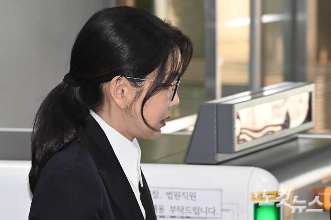 윤석열 전 대통령 부인 김건희 씨가 12일 오전 서울 서초구 서울중앙지법에서 구속 전 피의자 심문(영장실질심사)를 마치고 호송차량으로 이동하고 있다. 사진공동취재단
