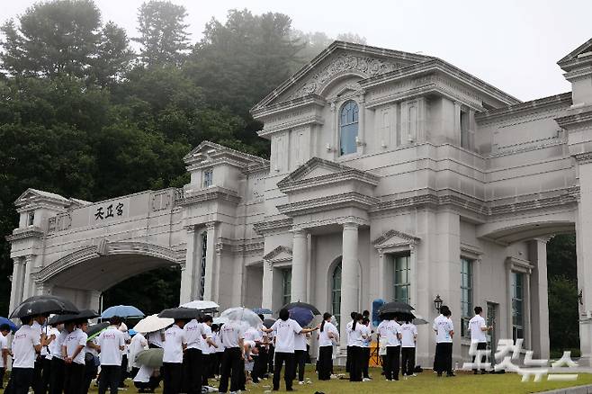 김건희 여사 관련 의혹을 수사하는 민중기 특별검사팀이 건진법사 로비 의혹과 관련해 통일교 압수수색에 착수한 지난달 18일 가평 천정궁 앞에 모인 신도들의 모습. 가평=박종민 기자