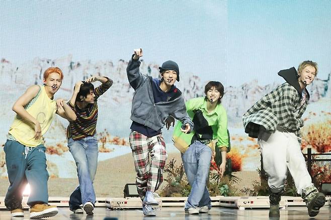 코르티스가 데뷔곡 '왓 유 원트' 무대를 선보이고 있다. 연합뉴스