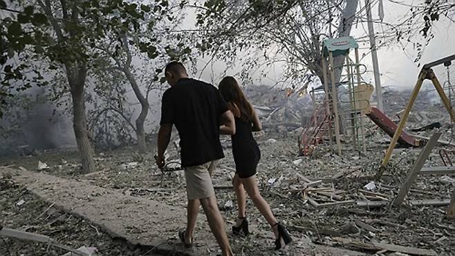 러시아의 공격에 폐허된 크라마토르스크 거리를 지나는 주민들. 연합뉴스