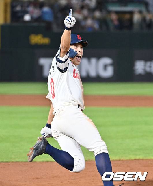 [OSEN=부산, 이석우 기자] 17일 부산 사직야구장에서 2025 신한 SOL 뱅크 KBO 리그 롯데 자이언츠와 삼성 라이온즈의 경기가 열렸다. 홈팀 롯데는 감보아가, 방문팀 삼성은 이승현이 선발 출전했다.롯데 자이언츠 황성빈이 9회말 1사 우월 동점 솔로 홈런을 치고 환호하고 있다. 2025.08.17 / foto0307@osen.co.kr