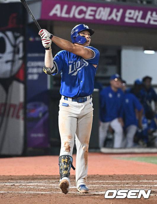 [OSEN=부산, 이석우 기자] 17일 부산 사직야구장에서 2025 신한 SOL 뱅크 KBO 리그 롯데 자이언츠와 삼성 라이온즈의 경기가 열렸다. 홈팀 롯데는 감보아가, 방문팀 삼성은 이승현이 선발 출전했다.삼성 라이온즈 김영웅이 8회초 1사 만루 동점 우월 만루 홈런을 치고 있다. 2025.08.17 / foto0307@osen.co.kr